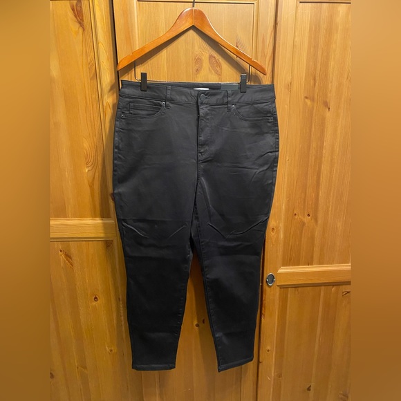 Ricki’s Black High Rise Pants Short - Picture 2 of 6